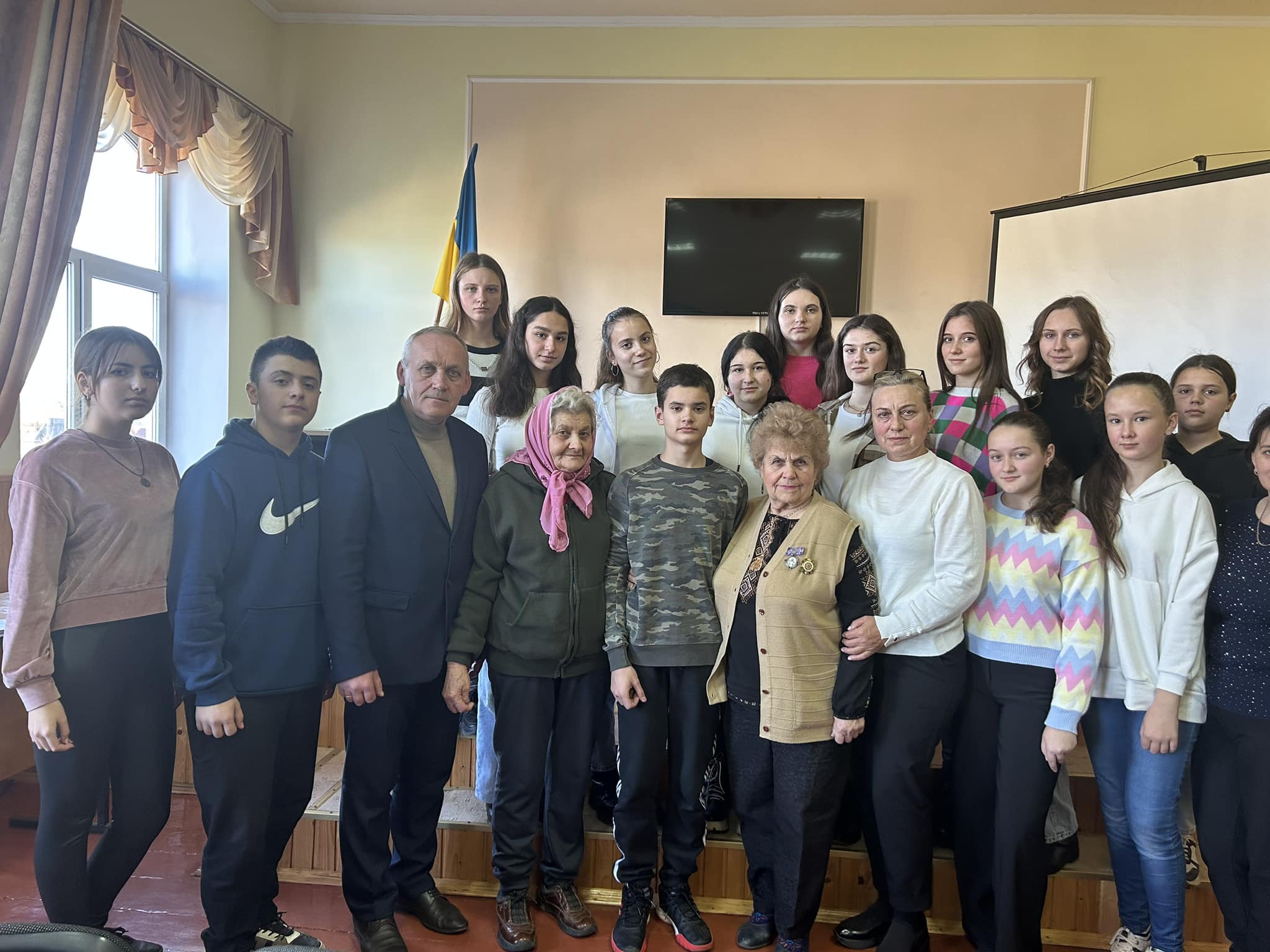 Зображення Зустріч відбулася у рамках вшанування пам'яті ЖЕРТВ МАСОВОЇ ДЕПОРТАЦІЇ НАСЕЛЕННЯ ЗАХІДНИХ ОБЛАСТЕЙ України 21 ЖОВТНЯ 1947 РОКУ ( операція "Захід").