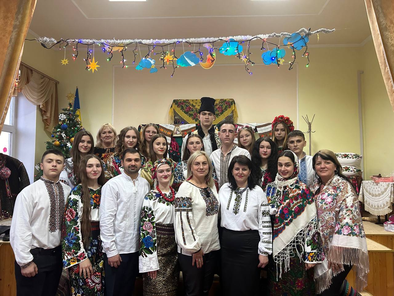 Зображення Ми в переможний рік ступаємо сміливо  Ми маємо мету і мрію маємо свою,  На нас чекає справжнє новорічне диво –  Ми дякуємо нашим неймовірним ЗСУ! 