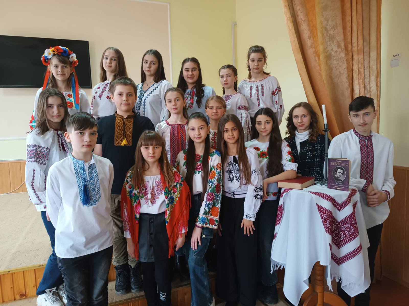 Зображення Конкурс читців творів Шевченка «Вінок Шевченкові сплітаємо із віршів